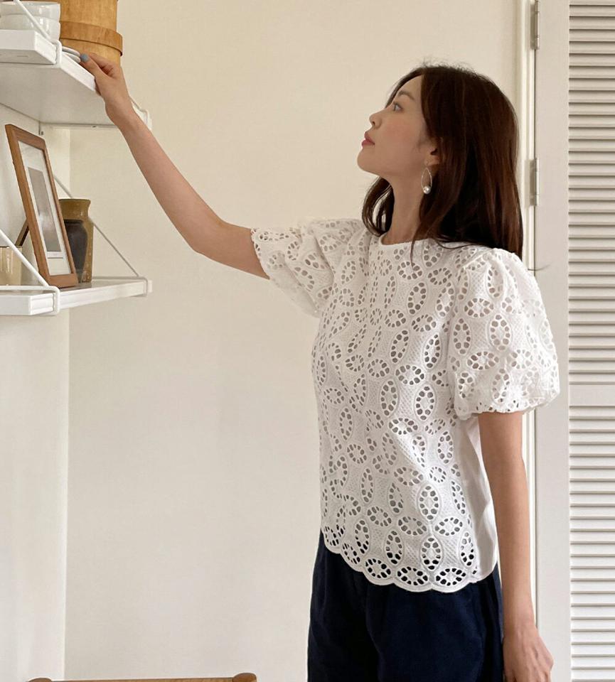 オーバルアイレットレースパフブラウス・全2色・t00997 レディース 【bl】トップス ブラウス 半袖 パフスリーブ アイレット レース 総レース フェミニン 大人 ラウンドネック 二の腕カバー 模様 パンチング ベージュ 夏 韓国ファッション