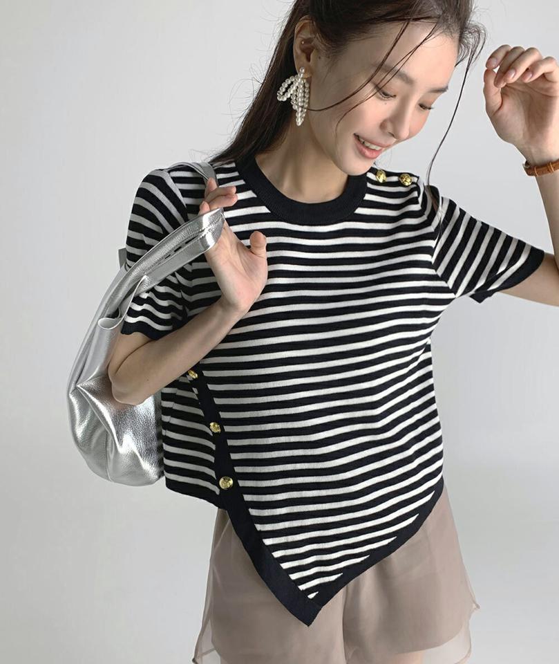 ボーダーアンバランスニット・全2色・b72744 レディース 【tops】トップス 半袖 ニット 柄 模様 ボーダー ボタン ぼたん ユニーク モノトーン クロップド丈 レーヨン混 春 夏 カジュアル 大人 白 黒 カジュアル サマーニット 韓国ファッション ハイホリHIHOLLI