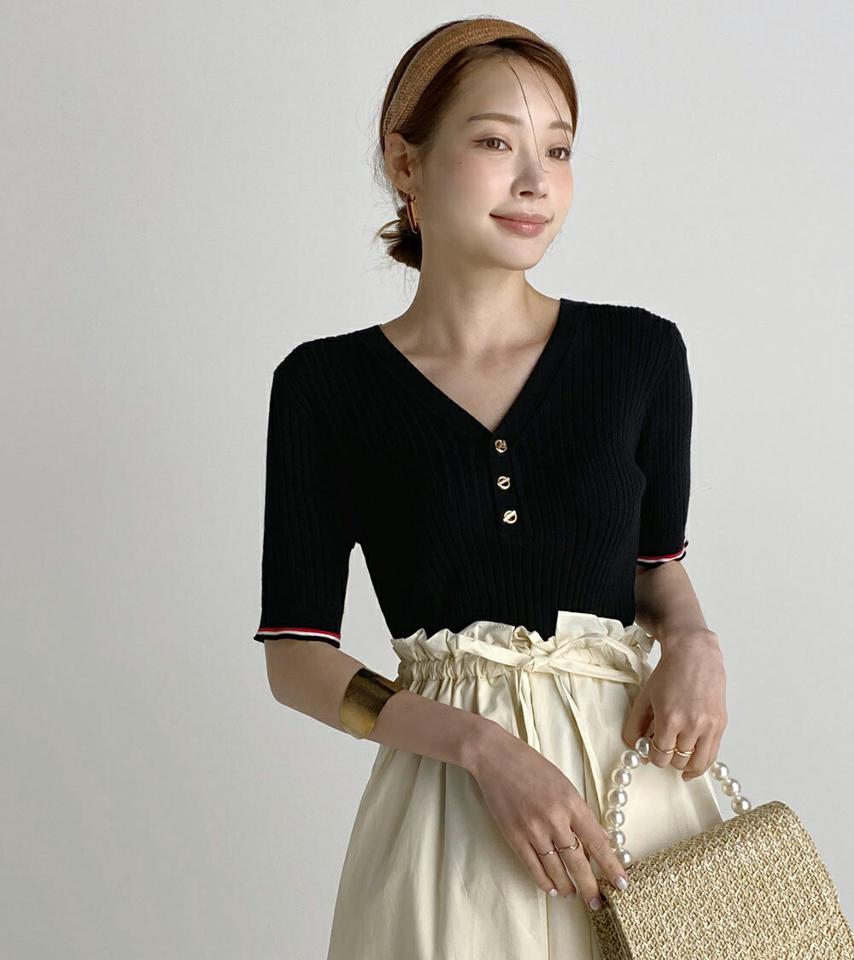 配色マンテルリブニット・全4色・b72708 レディース 【tops】トップス ニット 半袖 配色 ライン 柄 リブ Vネック デコルテ ボタン タイト レーヨン混 細身 フェミニン カジュアル 春 夏 グリーン 緑 サマーニット 韓国ファッション ハイホリHIHOLLI