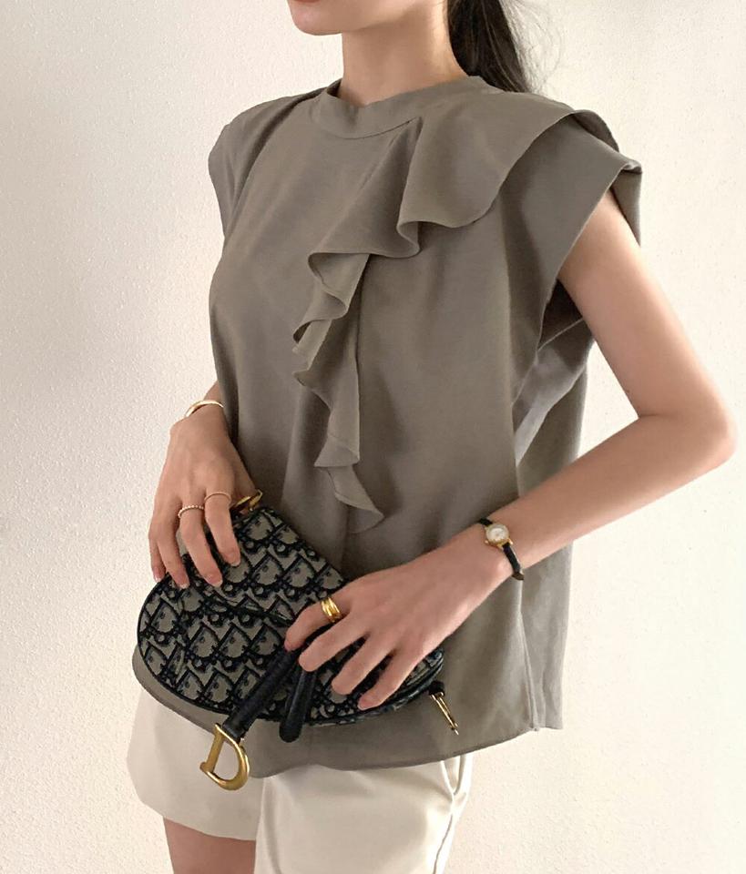 アシメラッフルブラウス・全4色・e72411 レディース 【bl】ブラウス トップス ラッフル アシメ 単色 無地 シンプル ユニーク ハーフネック タック フレンチスリーブ レーヨン混 春 夏 フェミニン 白 ホワイト 大人 韓国ファッション ハイホリHIHOLLI