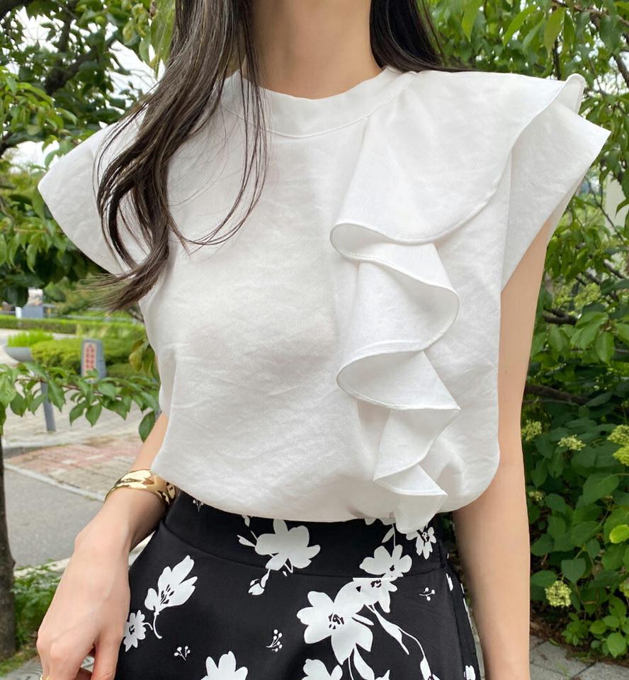 アシメラッフルブラウス・全4色・e72411 レディース 【bl】ブラウス トップス ラッフル アシメ 単色 無地 シンプル ユニーク ハーフネック タック フレンチスリーブ レーヨン混 春 夏 フェミニン 白 ホワイト 大人 韓国ファッション ハイホリHIHOLLI