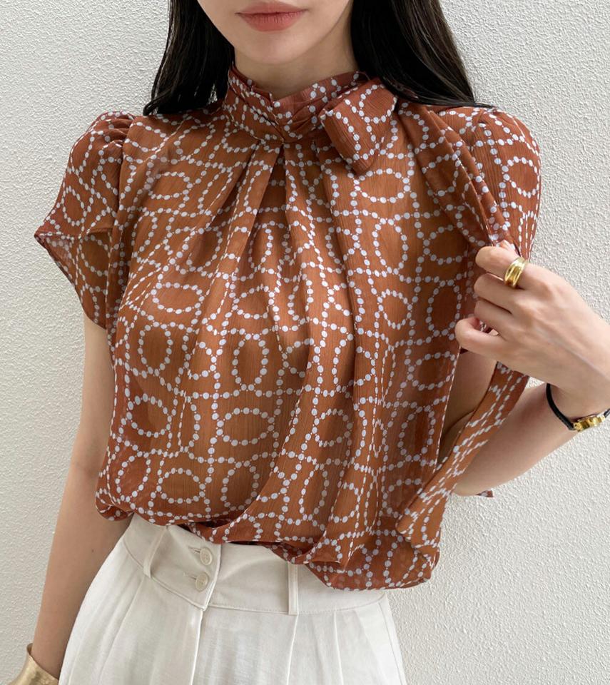 【10%OFF】ドットラインネックリボンブラウス・全3色・b72417 レディース 【bl】ブラウス トップス 半袖 柄 模様 ドット柄 リボン りぼん タック 上品 高級感 タイ きれいめ 大人 モノトーン 白 黒 春 夏 フェミニン 韓国ファッション ハイホリHIHOLLI セール SALE