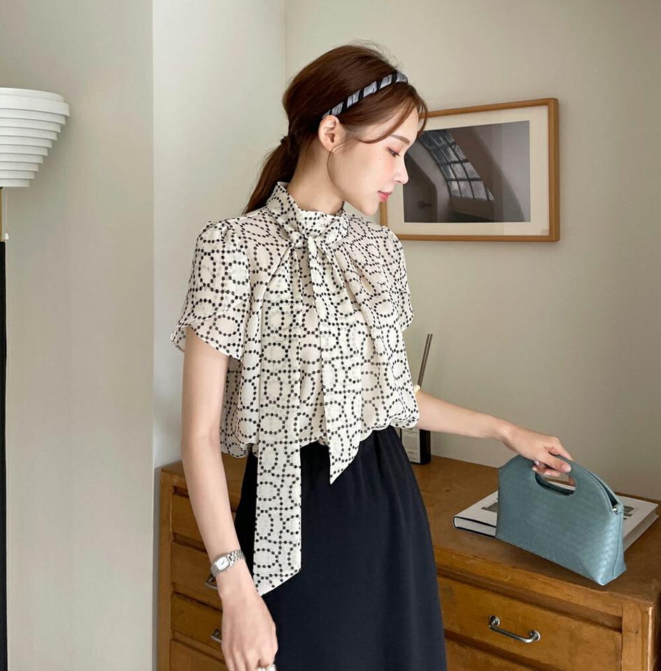 【10%OFF】ドットラインネックリボンブラウス・全3色・b72417 レディース 【bl】ブラウス トップス 半袖 柄 模様 ドット柄 リボン りぼん タック 上品 高級感 タイ きれいめ 大人 モノトーン 白 黒 春 夏 フェミニン 韓国ファッション ハイホリHIHOLLI セール SALE