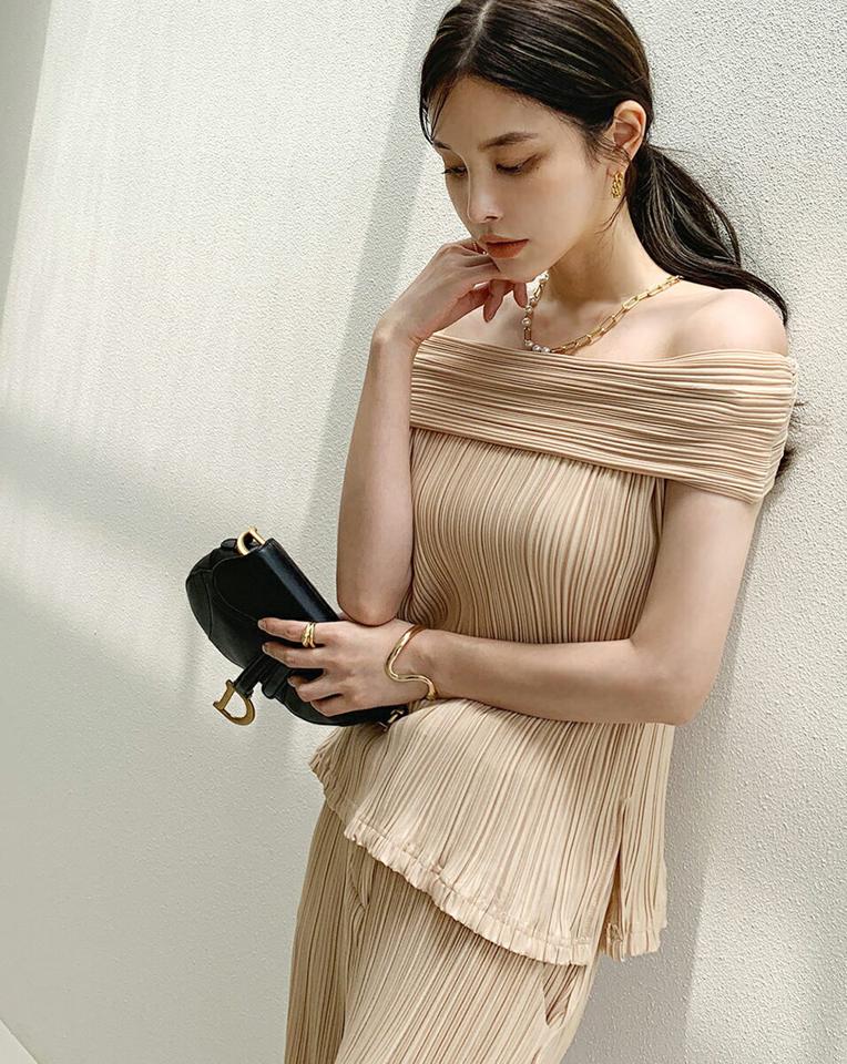 プリーツオフショルブラウス&スリットパンツSET・全4色・b72430 レディース 【pt】セットアップ セット setup パンツ ロング丈 プリーツ トップス ブラウス オフショルダー クロップド丈 ベージュ 春 夏 黄色 韓国ファッション ハイホリHIHOLLI