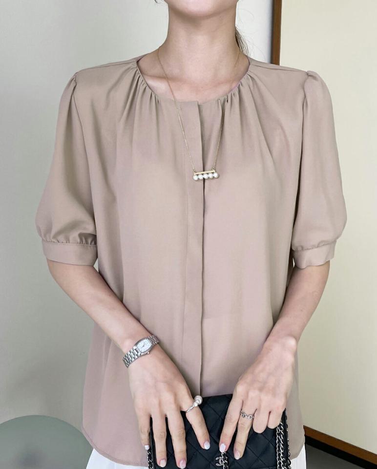 【10%OFF】ギャザードネックブラウス・全3色・t72414 レディース 【bl】ブラウス トップス 半袖 単色 無地 シンプル ベーシック オフィスカジュアル 二の腕カバー パフ袖 パフスリーブ 春 夏 フェミニン ベージュ 韓国ファッション ハイホリHIHOLLI セール SALE