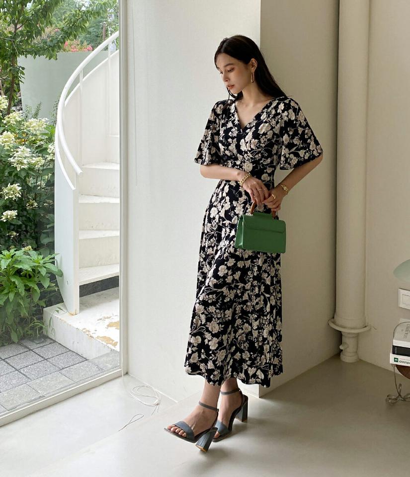 フローラルフレアスリーブワンピース・全4色・b72424 レディース 【ops】ワンピース ロング丈 半袖 柄 模様 花柄 フレア 体型カバー Vネック 鎖骨 デコルテ カシュクール 春 夏 フェミニン 大人 黒 白 モノトーン 韓国ファッション ハイホリHIHOLLI