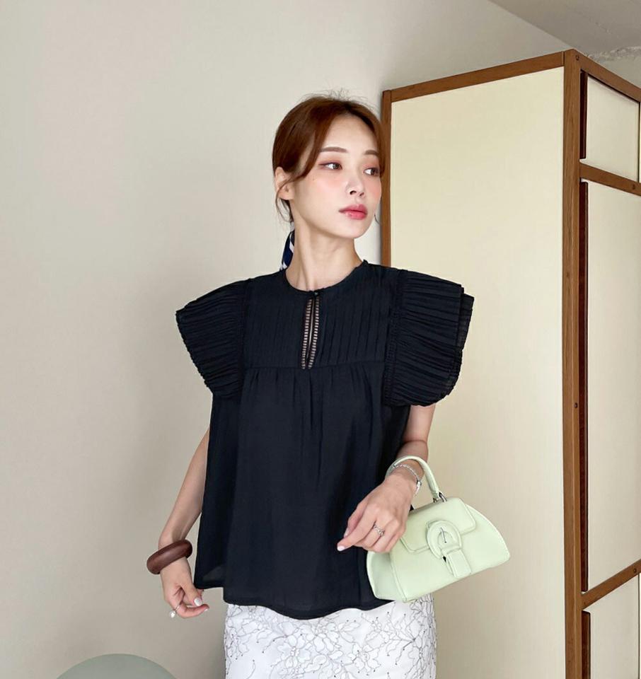 プリーツスリーブブラウス・全3色・b72413 レディース 【bl】ブラウス トップス ノースリーブ スリーブレス 単色 模様 スリット 二の腕カバー プリーツ フェミニン 春 夏 カジュアル ガーリー 茶色 ブラウン 韓国ファッション ハイホリHIHOLLI