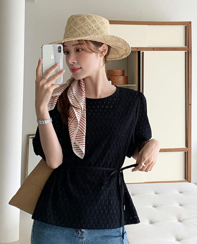 【10%OFF】ストラップ付パンチングブラウス・全2色・b72419 レディース 【bl】ブラウス トップス 半袖 柄 模様 単色 柄 模様 ストラップ付 パンチング 二の腕カバー ウエストマーク 春 夏 フェミニン 白 ホワイト パフ袖 韓国ファッション ハイホリHIHOLLI セール SALE