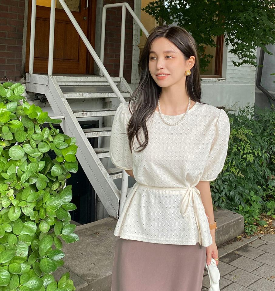 【10%OFF】ストラップ付パンチングブラウス・全2色・b72419 レディース 【bl】ブラウス トップス 半袖 柄 模様 単色 柄 模様 ストラップ付 パンチング 二の腕カバー ウエストマーク 春 夏 フェミニン 白 ホワイト パフ袖 韓国ファッション ハイホリHIHOLLI セール SALE