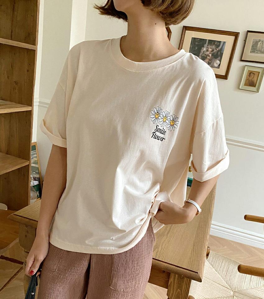 スマイルフラワーレタリングTシャツ・全4色・b01413 レディース 【tops】トップス Tシャツ 半袖 ハーフスリーブ ロゴ レタリング スマイル ストリート 韓スト ラフ カジュアル ラウンドネック 黄緑 ゆったり ドロップショルダー 夏 韓国ファッション