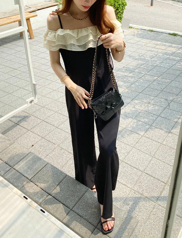 2WAYフリルオールインワン・全1色・t00888 レディース 【pt】オールインワン パンツ ロング丈 2WAY 配色 柄 模様 フリル 体型カバー オフショルダー スクエアネック 鎖骨 デコルテ ハイウエスト 春 夏 黒 韓国ファッション ハイホリHIHOLLI