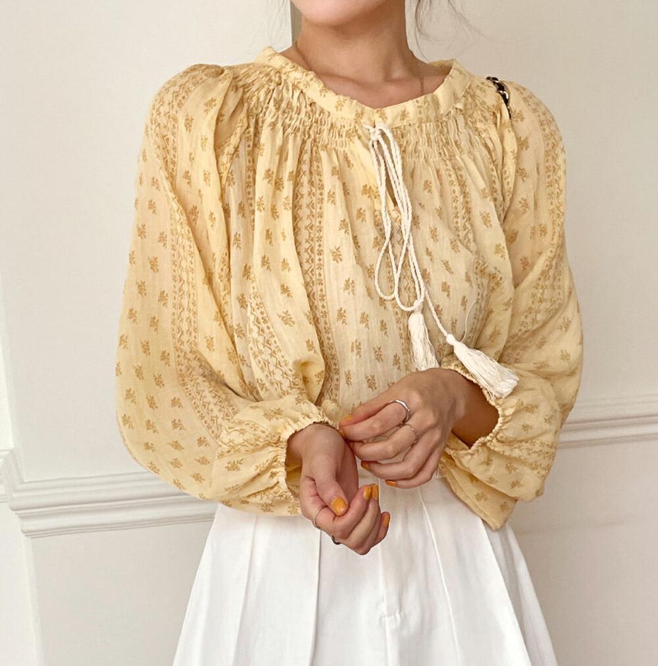 エスニックリボンパフブラウス・t68185 レディース 【bl】トップス ブラウス 長袖 エスニック柄 リゾート 総柄 パフスリーブ りぼん 大人 カジュアル タッセル 春 秋 韓国ファッション