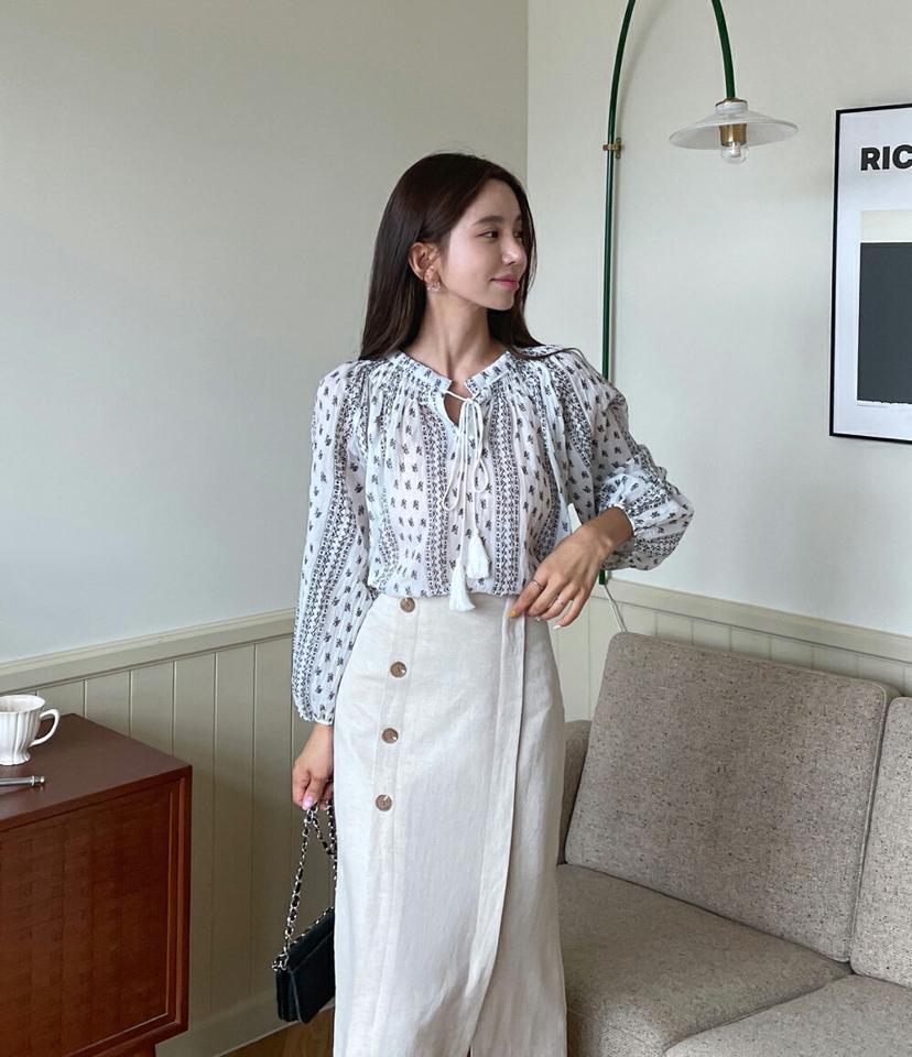 エスニックリボンパフブラウス・t68185 レディース 【bl】トップス ブラウス 長袖 エスニック柄 リゾート 総柄 パフスリーブ りぼん 大人 カジュアル タッセル 春 秋 韓国ファッション