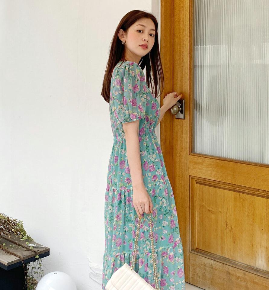 ストリング付花柄カシュクールワンピース・b68197 レディース 【ops】ワンピース ロング丈 半袖 パフスリーブ ハーフスリーブ カシュクール 花柄 大人 フェミニン かわいい シフォン ティアード 二の腕カバー 夏 韓国ファッション