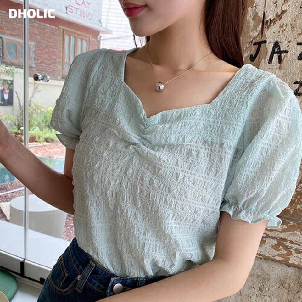 エンボスハートネックギャザーブラウス・t66985 レディース 【bl】トップス ブラウス 半袖 パフスリーブ ハートネック ガーリー 大人 かわいい 可愛い デコルテ エンボス 水色 パステル 夏 韓国ファッション