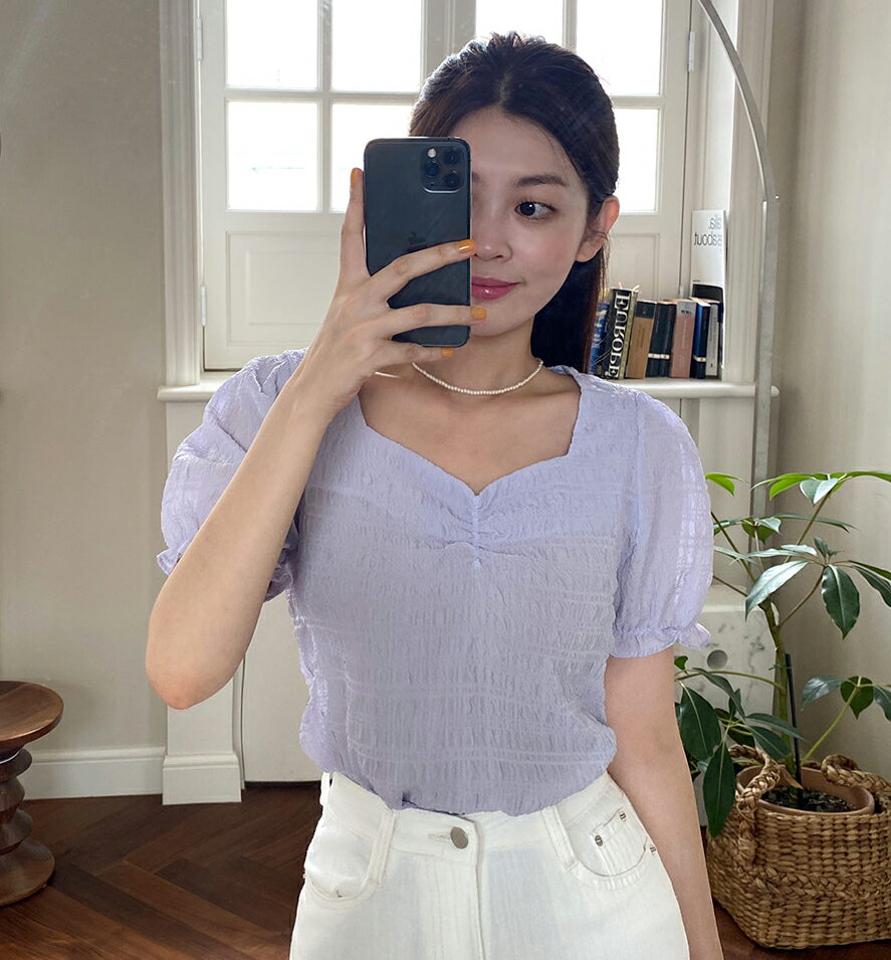 エンボスハートネックギャザーブラウス・t66985 レディース 【bl】トップス ブラウス 半袖 パフスリーブ ハートネック ガーリー 大人 かわいい 可愛い デコルテ エンボス 水色 パステル 夏 韓国ファッション