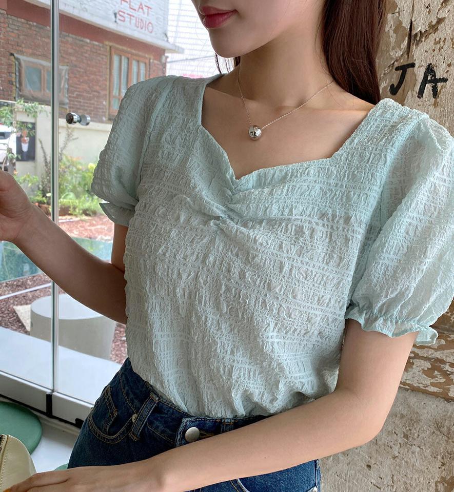 エンボスハートネックギャザーブラウス・t66985 レディース 【bl】トップス ブラウス 半袖 パフスリーブ ハートネック ガーリー 大人 かわいい 可愛い デコルテ エンボス 水色 パステル 夏 韓国ファッション
