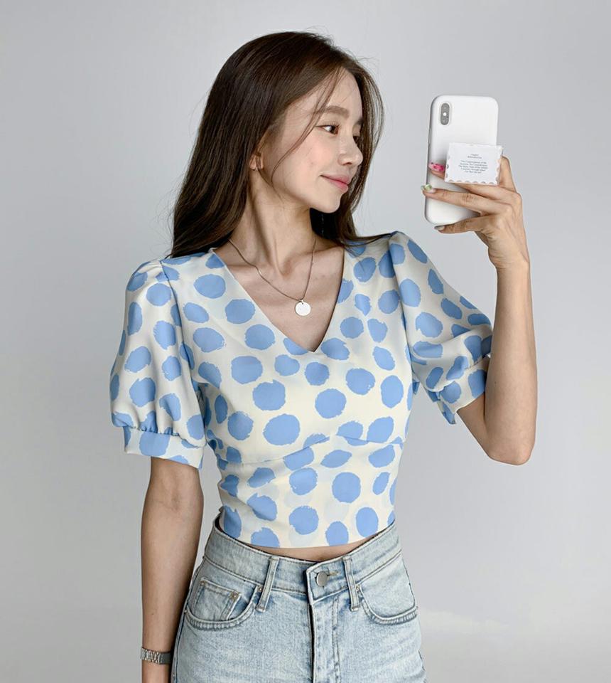 シャーリングドットブラウス・t02970 レディース 【bl】トップス ブラウス 半袖 ハーフスリーブ ドット柄 シャーリング ガーリー かわいい 可愛い パフスリーブ 大人 フェミニン Vネック 二の腕カバー 夏 韓国ファッション