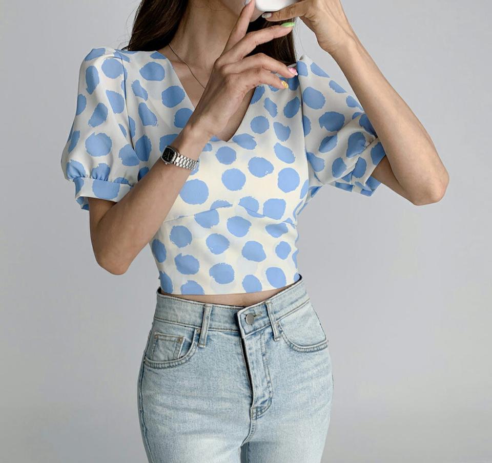 シャーリングドットブラウス・t02970 レディース 【bl】トップス ブラウス 半袖 ハーフスリーブ ドット柄 シャーリング ガーリー かわいい 可愛い パフスリーブ 大人 フェミニン Vネック 二の腕カバー 夏 韓国ファッション