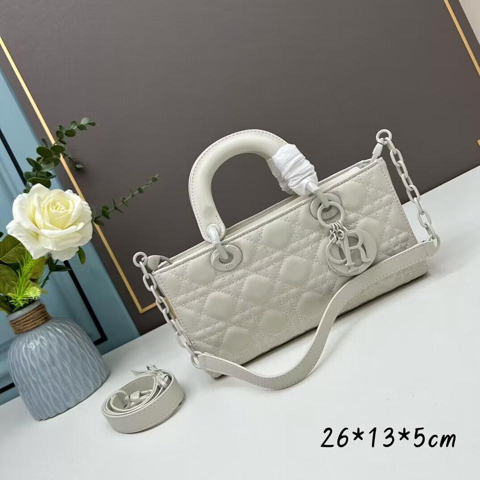 {{.FirstItem.Brand.Name}}({{.FirstItem.Brand.NameKana}})の「{{.FirstItem.Name}}」を使った{{.PostType}}
