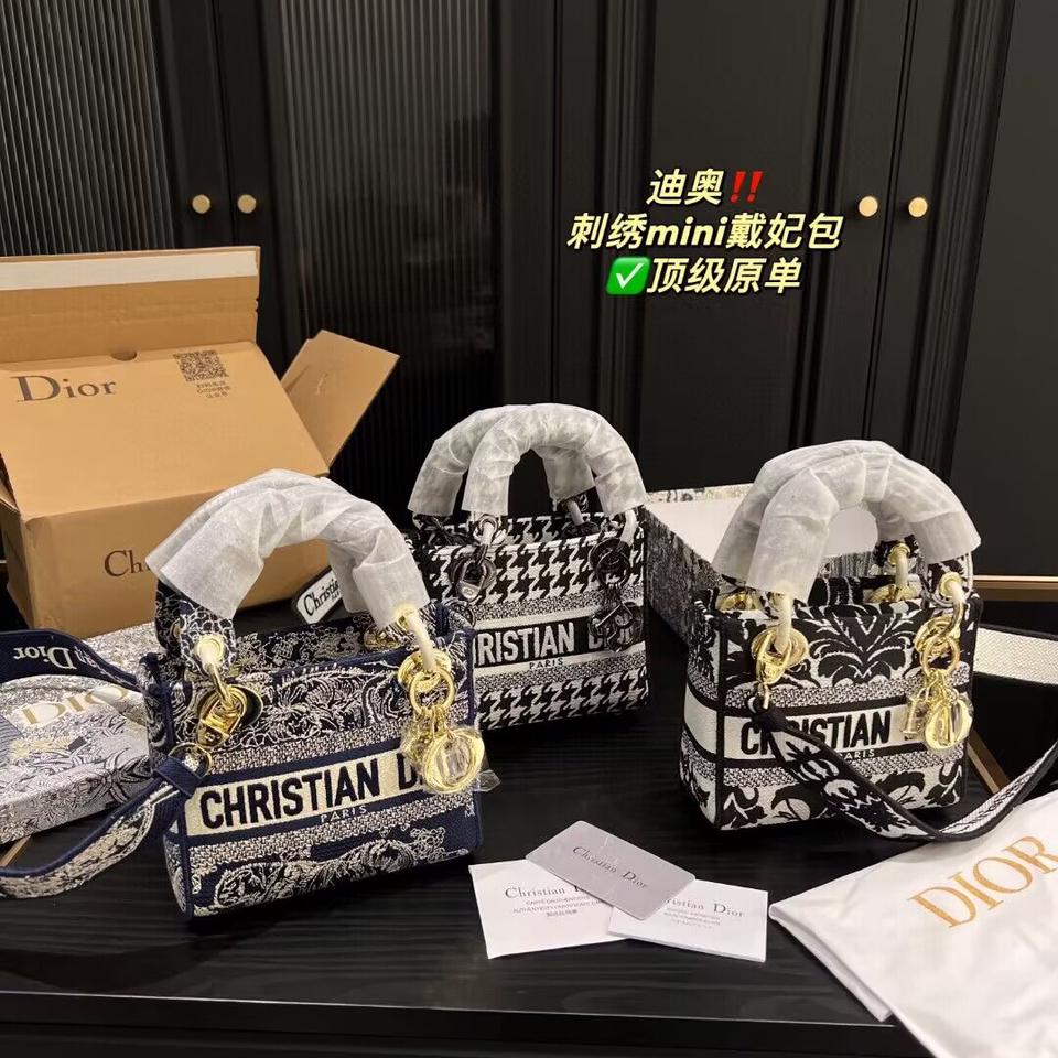 {{.FirstItem.Brand.Name}}({{.FirstItem.Brand.NameKana}})の「{{.FirstItem.Name}}」を使った{{.PostType}}