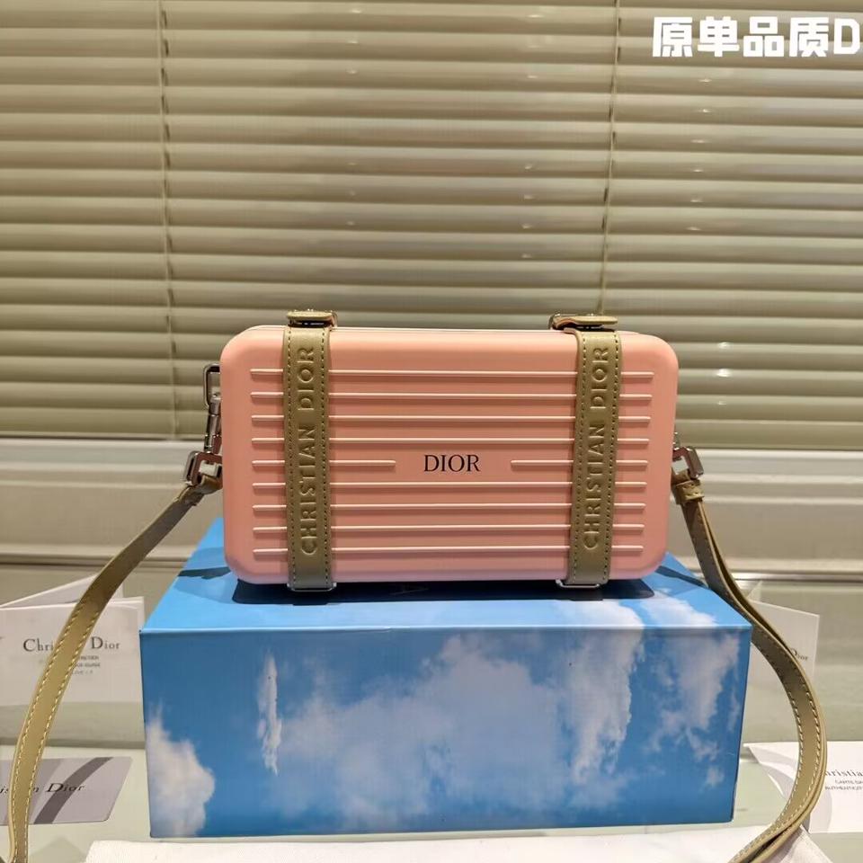{{.FirstItem.Brand.Name}}({{.FirstItem.Brand.NameKana}})の「{{.FirstItem.Name}}」を使った{{.PostType}}
