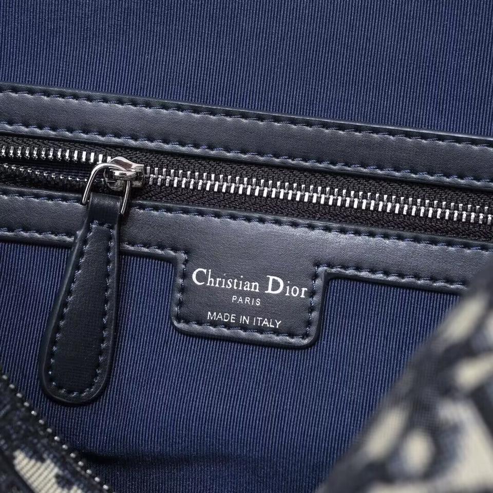 {{.FirstItem.Brand.Name}}({{.FirstItem.Brand.NameKana}})の「{{.FirstItem.Name}}」を使った{{.PostType}}