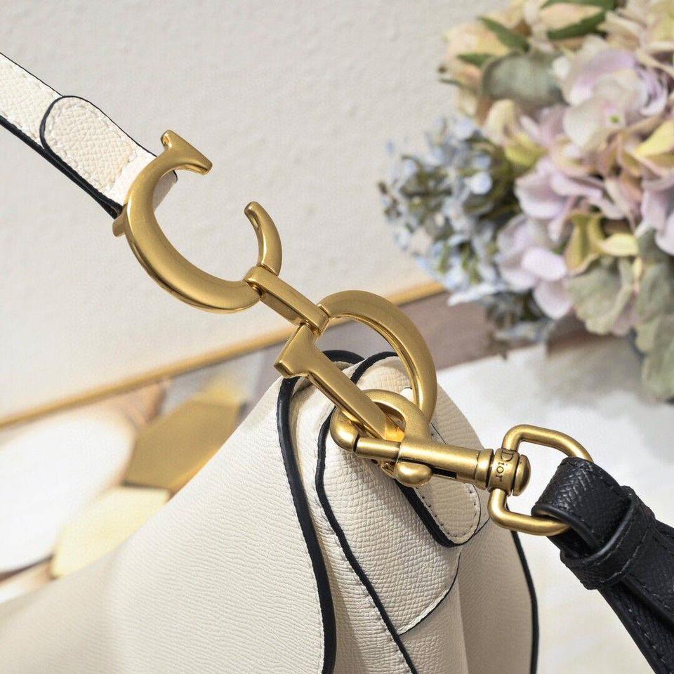 {{.FirstItem.Brand.Name}}({{.FirstItem.Brand.NameKana}})の「{{.FirstItem.Name}}」を使った{{.PostType}}