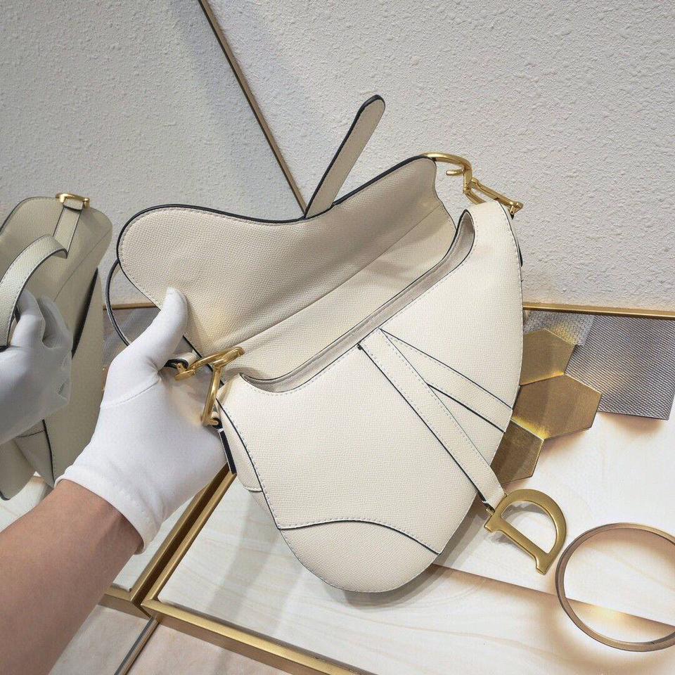 {{.FirstItem.Brand.Name}}({{.FirstItem.Brand.NameKana}})の「{{.FirstItem.Name}}」を使った{{.PostType}}