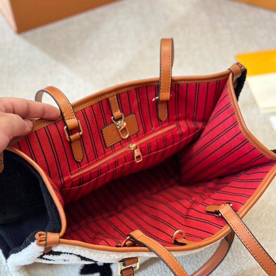 {{.FirstItem.Brand.Name}}({{.FirstItem.Brand.NameKana}})の「{{.FirstItem.Name}}」を使った{{.PostType}}