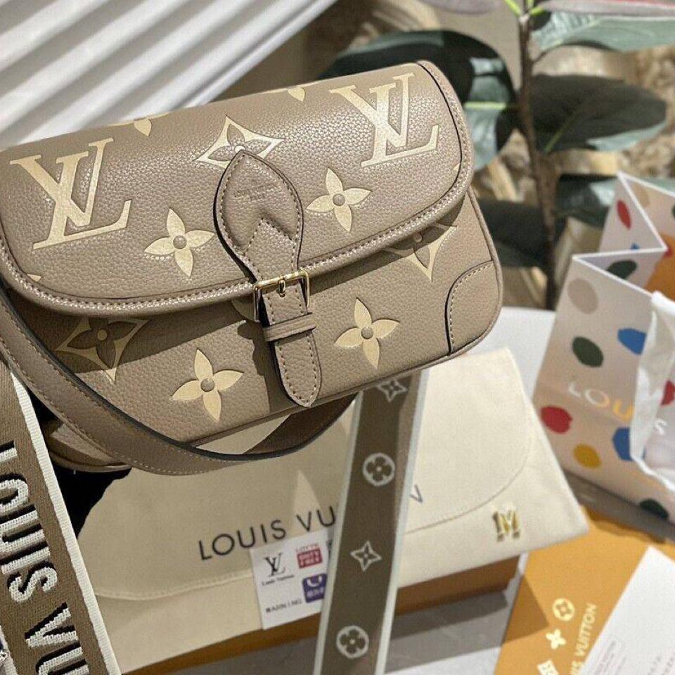 {{.FirstItem.Brand.Name}}({{.FirstItem.Brand.NameKana}})の「{{.FirstItem.Name}}」を使った{{.PostType}}