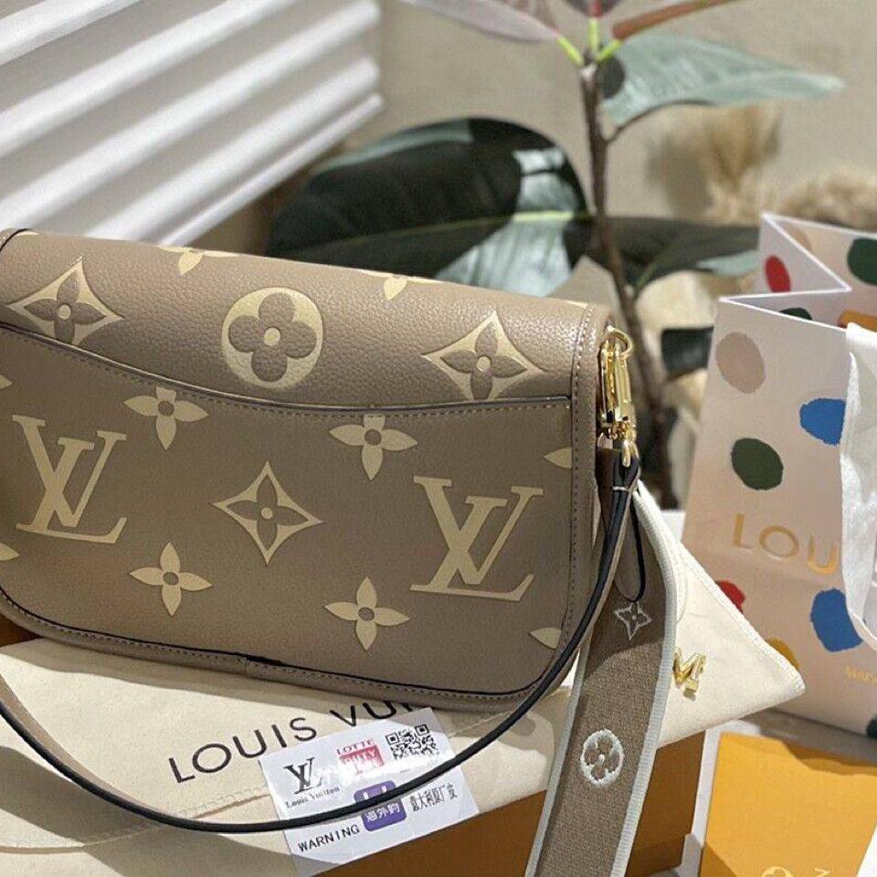 {{.FirstItem.Brand.Name}}({{.FirstItem.Brand.NameKana}})の「{{.FirstItem.Name}}」を使った{{.PostType}}