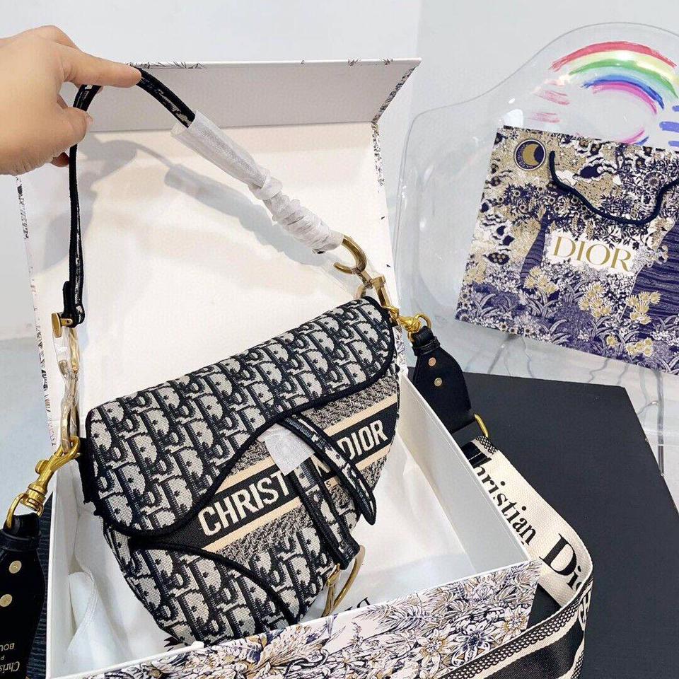 {{.FirstItem.Brand.Name}}({{.FirstItem.Brand.NameKana}})の「{{.FirstItem.Name}}」を使った{{.PostType}}