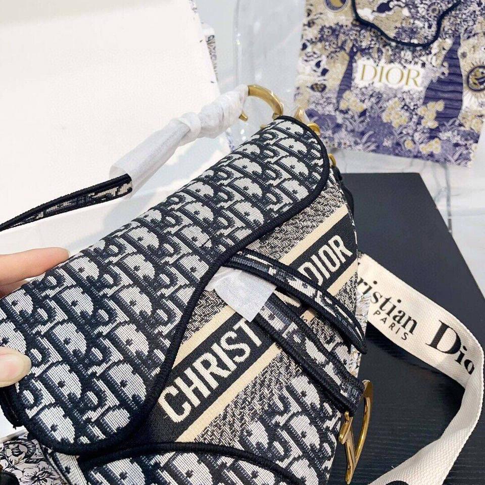 {{.FirstItem.Brand.Name}}({{.FirstItem.Brand.NameKana}})の「{{.FirstItem.Name}}」を使った{{.PostType}}