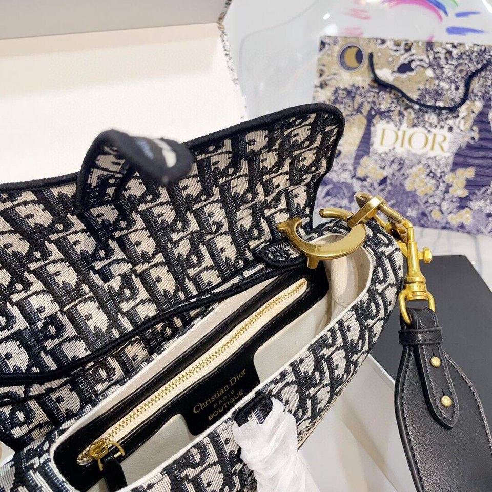 {{.FirstItem.Brand.Name}}({{.FirstItem.Brand.NameKana}})の「{{.FirstItem.Name}}」を使った{{.PostType}}