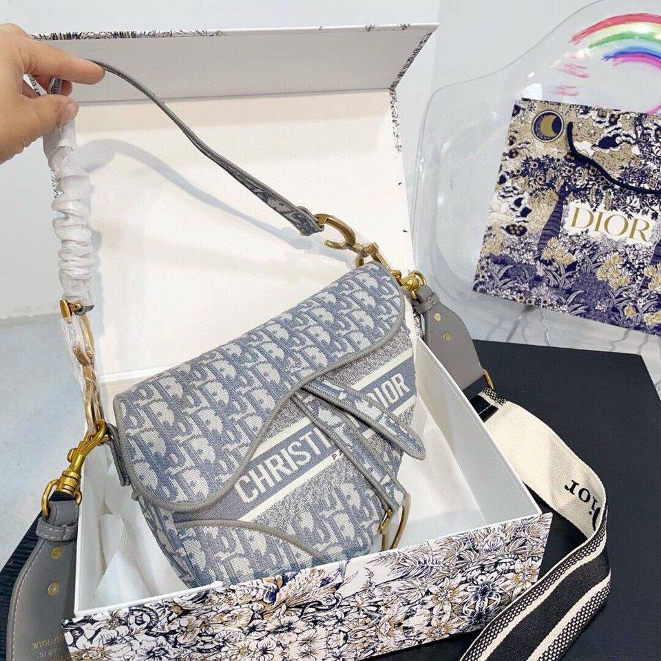 {{.FirstItem.Brand.Name}}({{.FirstItem.Brand.NameKana}})の「{{.FirstItem.Name}}」を使った{{.PostType}}