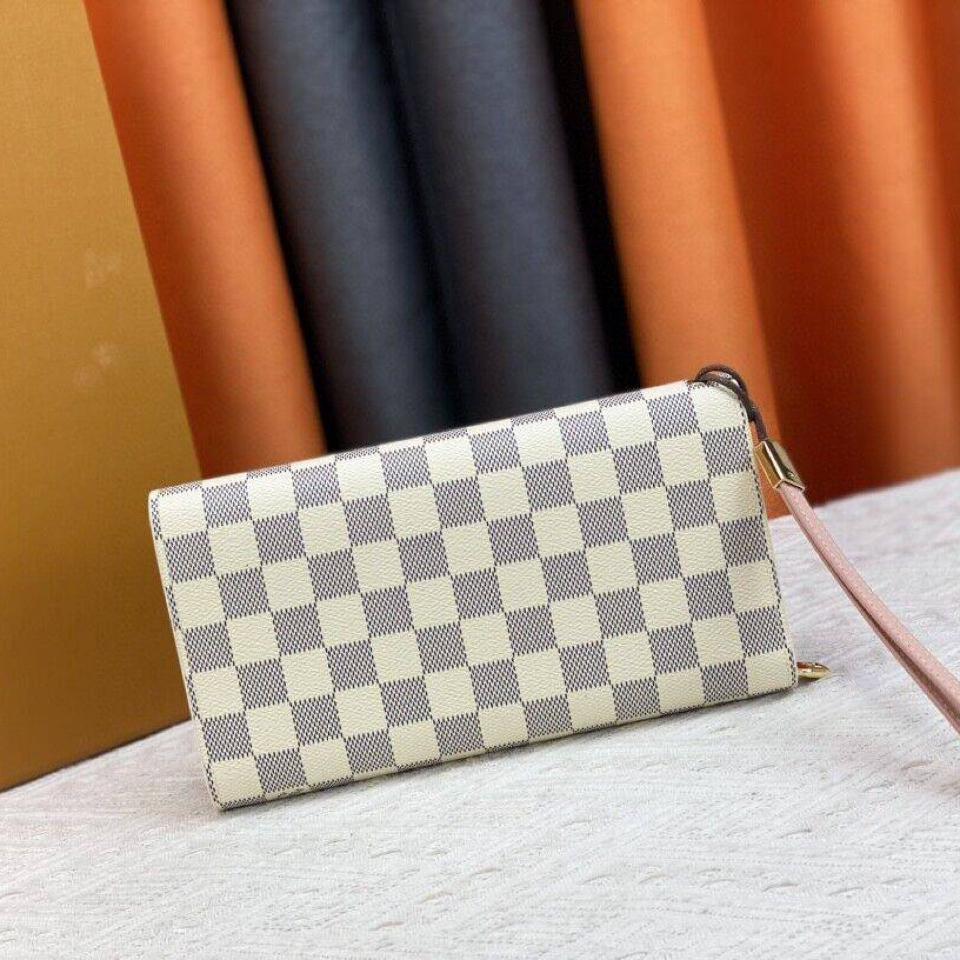 {{.FirstItem.Brand.Name}}({{.FirstItem.Brand.NameKana}})の「{{.FirstItem.Name}}」を使った{{.PostType}}