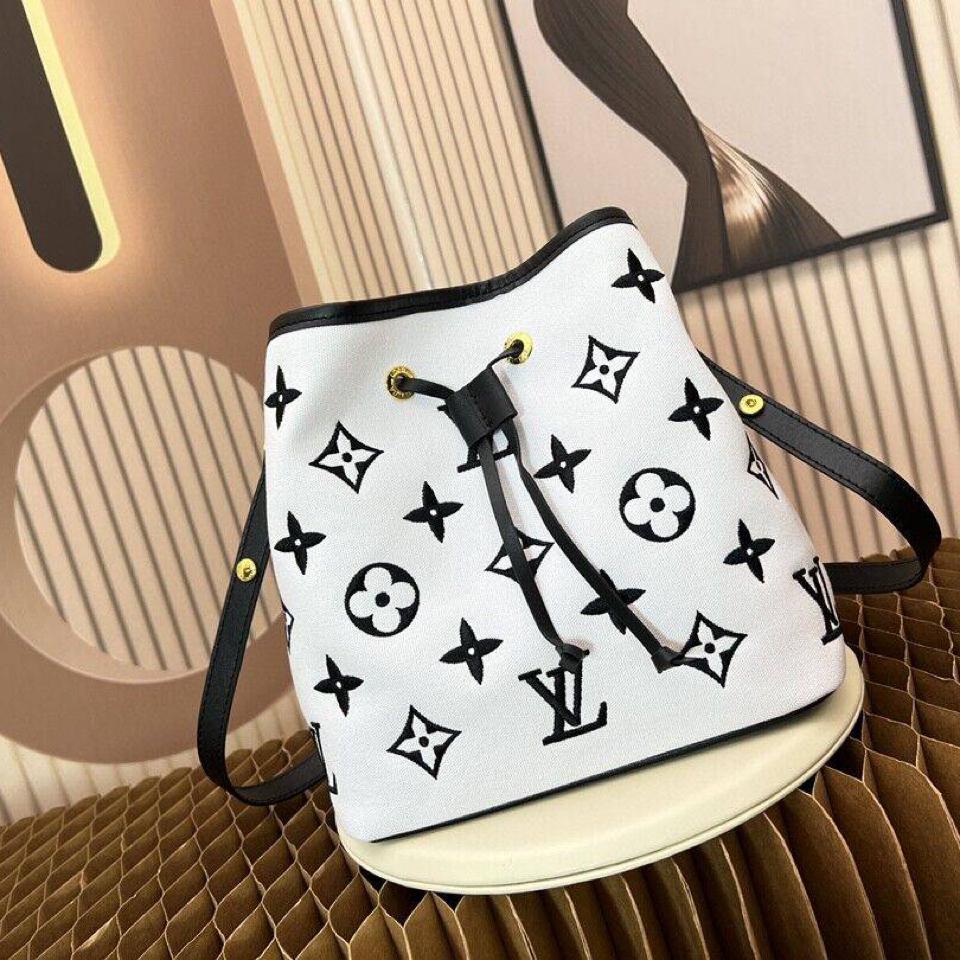 {{.FirstItem.Brand.Name}}({{.FirstItem.Brand.NameKana}})の「{{.FirstItem.Name}}」を使った{{.PostType}}