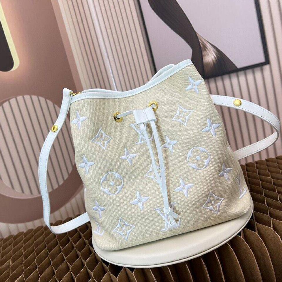 {{.FirstItem.Brand.Name}}({{.FirstItem.Brand.NameKana}})の「{{.FirstItem.Name}}」を使った{{.PostType}}