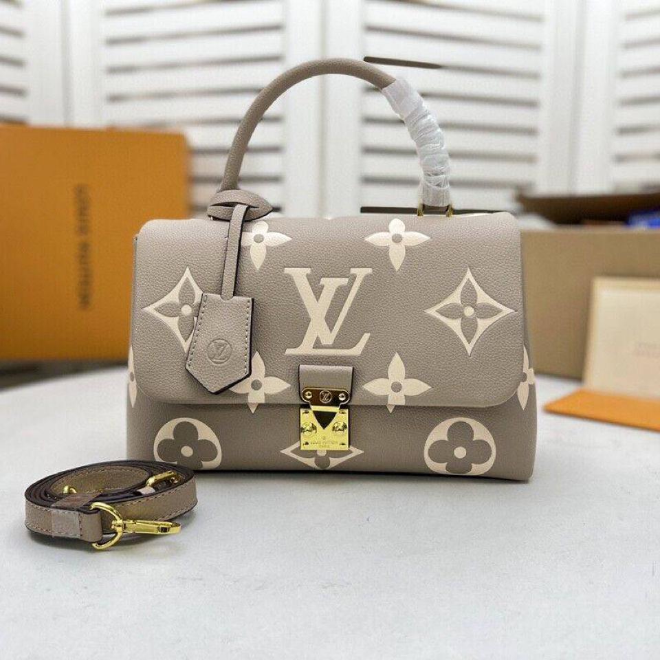 {{.FirstItem.Brand.Name}}({{.FirstItem.Brand.NameKana}})の「{{.FirstItem.Name}}」を使った{{.PostType}}