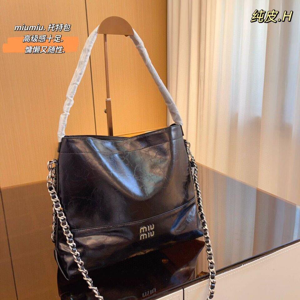 {{.FirstItem.Brand.Name}}({{.FirstItem.Brand.NameKana}})の「{{.FirstItem.Name}}」を使った{{.PostType}}
