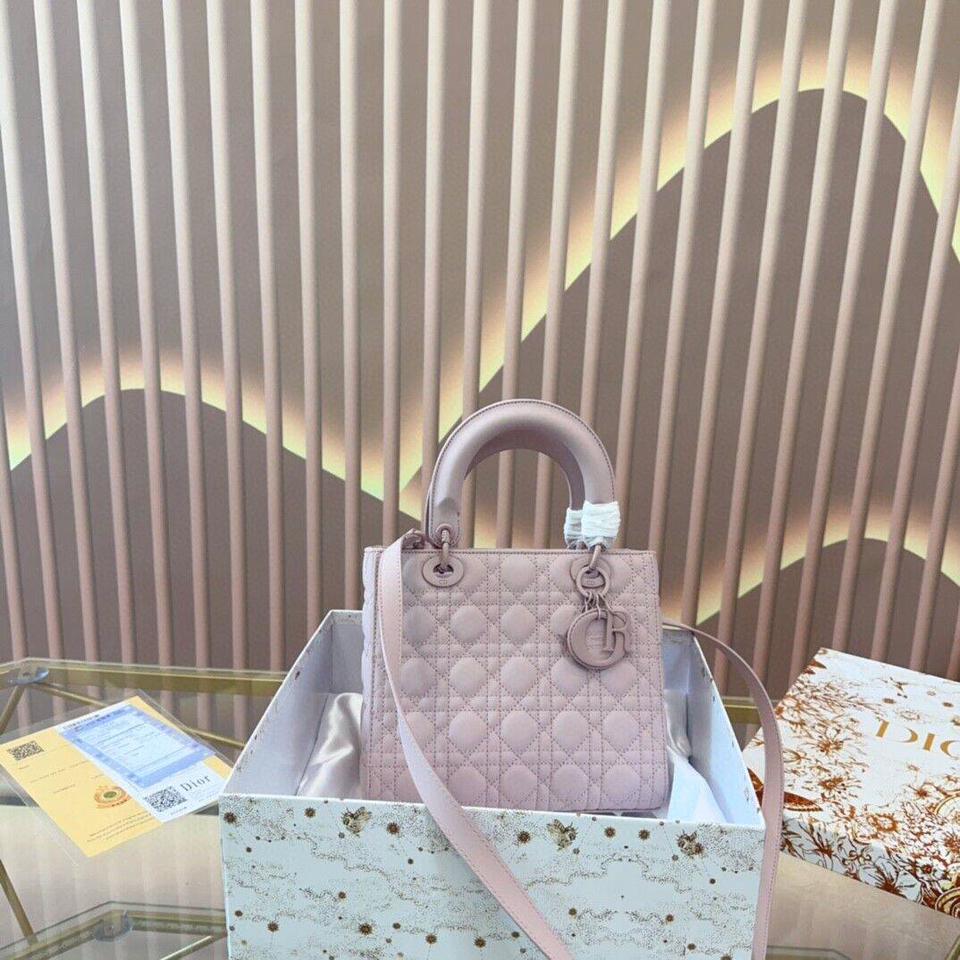 {{.FirstItem.Brand.Name}}({{.FirstItem.Brand.NameKana}})の「{{.FirstItem.Name}}」を使った{{.PostType}}