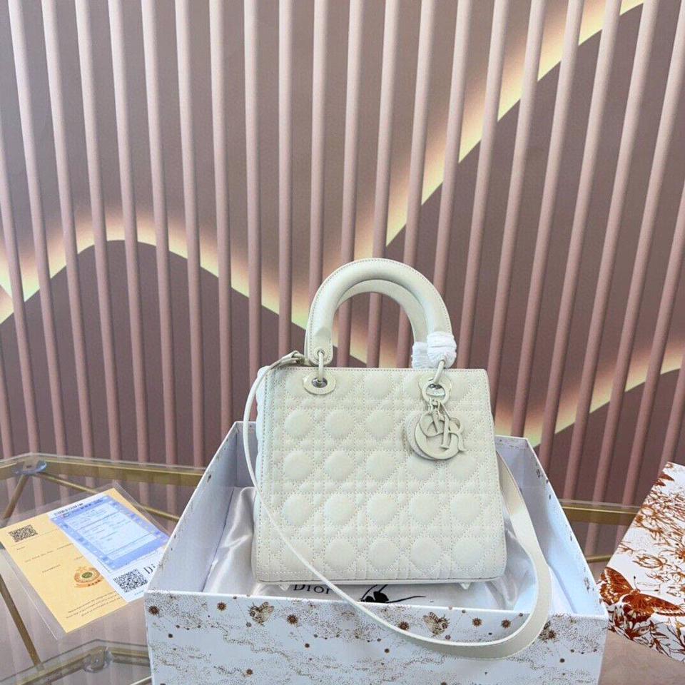 {{.FirstItem.Brand.Name}}({{.FirstItem.Brand.NameKana}})の「{{.FirstItem.Name}}」を使った{{.PostType}}