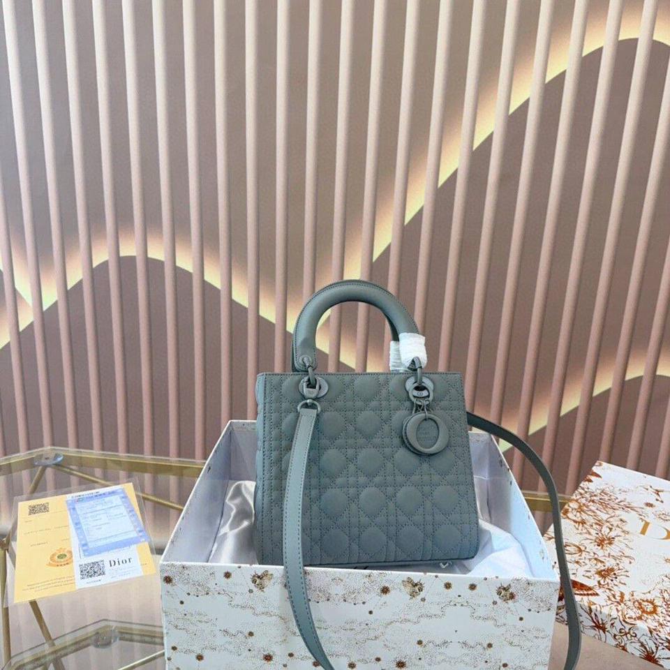 {{.FirstItem.Brand.Name}}({{.FirstItem.Brand.NameKana}})の「{{.FirstItem.Name}}」を使った{{.PostType}}