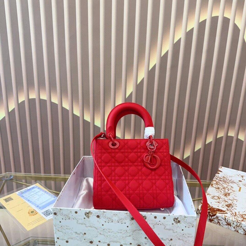 {{.FirstItem.Brand.Name}}({{.FirstItem.Brand.NameKana}})の「{{.FirstItem.Name}}」を使った{{.PostType}}