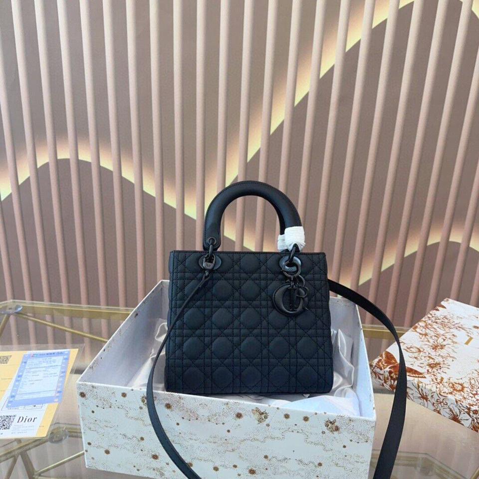 {{.FirstItem.Brand.Name}}({{.FirstItem.Brand.NameKana}})の「{{.FirstItem.Name}}」を使った{{.PostType}}