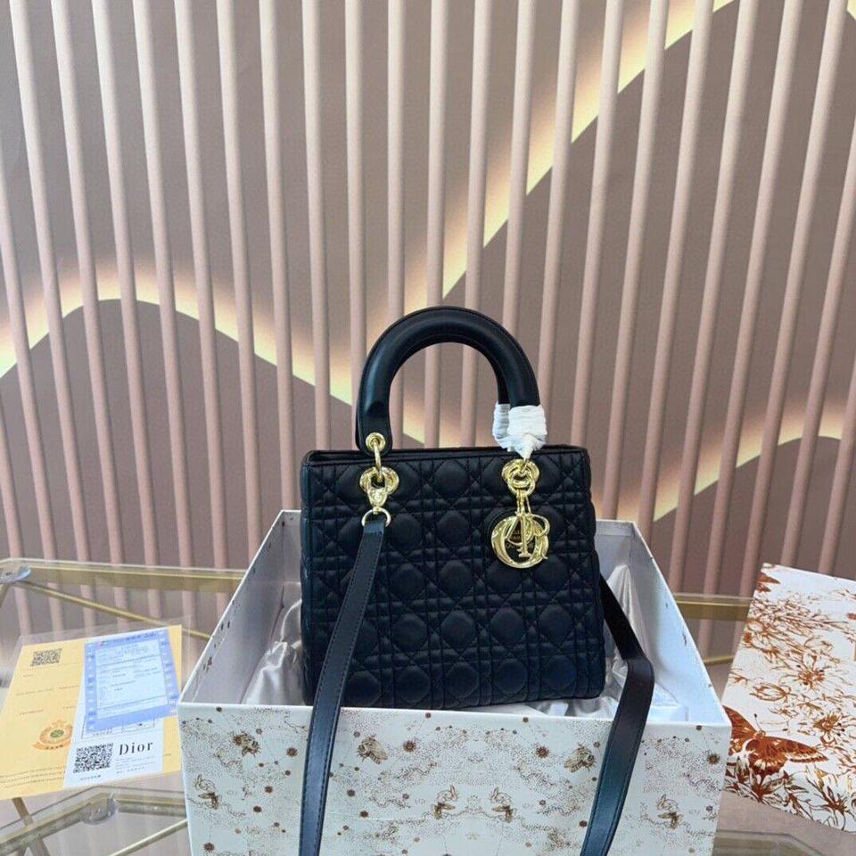 {{.FirstItem.Brand.Name}}({{.FirstItem.Brand.NameKana}})の「{{.FirstItem.Name}}」を使った{{.PostType}}