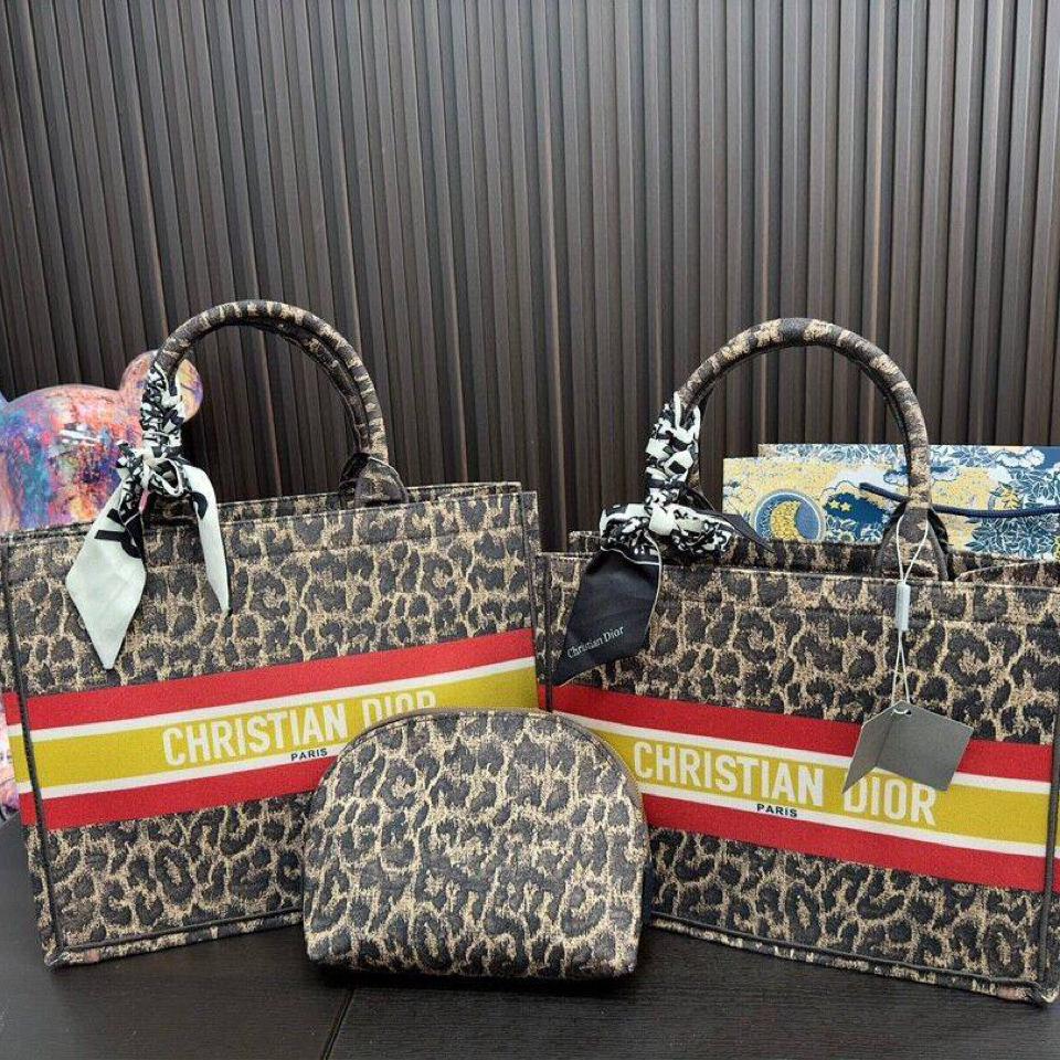 {{.FirstItem.Brand.Name}}({{.FirstItem.Brand.NameKana}})の「{{.FirstItem.Name}}」を使った{{.PostType}}