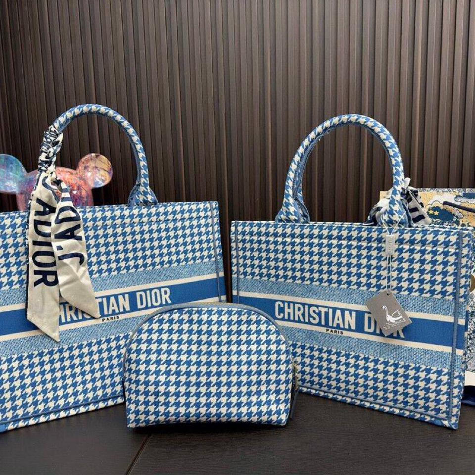 {{.FirstItem.Brand.Name}}({{.FirstItem.Brand.NameKana}})の「{{.FirstItem.Name}}」を使った{{.PostType}}