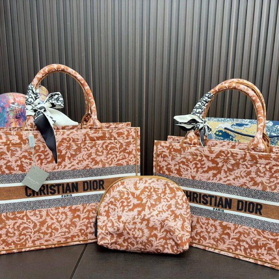 {{.FirstItem.Brand.Name}}({{.FirstItem.Brand.NameKana}})の「{{.FirstItem.Name}}」を使った{{.PostType}}